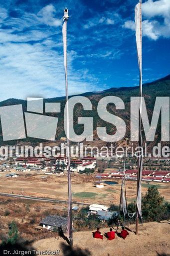 1080_Bhutan_1994_2 Mönche vor Thimpu.jpg